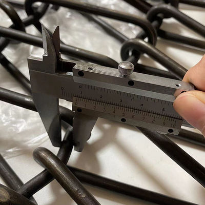 अच्छी कीमत उच्च उत्पादन स्टील वायर मेष कन्वेयर बेल्ट स्वचालित रेत विस्फोट मशीन के लिए ऑनलाइन