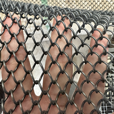 अच्छी कीमत Graphite black  Aluminium Chain Link Wire Mesh coil Curtain ceiling  for Hotel or restaurant interior  architectural decoration ऑनलाइन