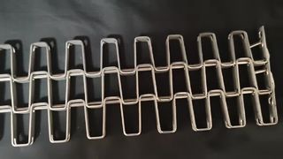 कस्टम गर्मी प्रतिरोधी सतत खाद्य एसएस304 धातु 316 स्टेनलेस स्टील घोड़े की नाल महान दीवार जाल फ्लैट