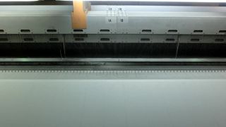 पॉलिएस्टर से तार की जाली वाली स्क्रीन बनाई जाती है