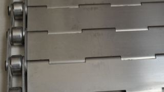 बिस्किट ओवन बेकरी एनीली के लिए मेटल स्टेनलेस स्टील स्लैट चेन लिंक मेटल प्लेट चिप कन्वेयर बेल्ट