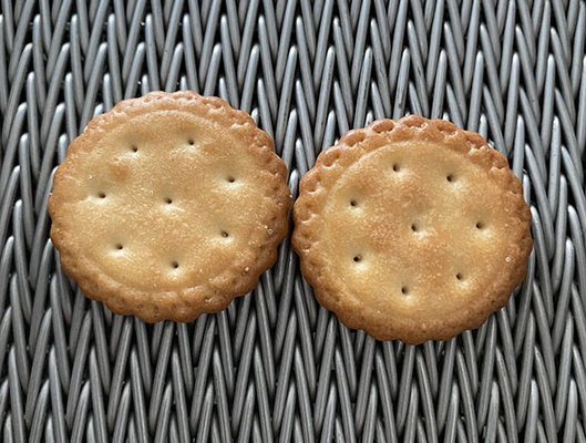 फ्लैट रोल्ड बिस्किट बेकिंग गर्मी प्रतिरोधी धातु यौगिक संतुलित ओवन हेरिंगबोन वायर फ्रीजर जाल कन्वेयर बेल्ट