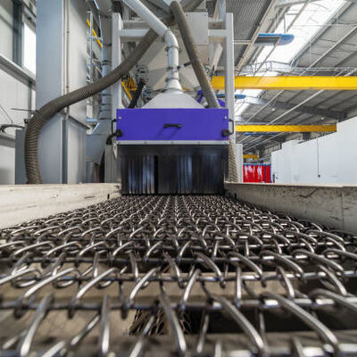 वायर मेश कन्वेयर बेल्ट चेन से संचालित धातु मेश बेल्ट, पारंपरिक बुनाई के साथ, जो उत्पाद हस्तांतरण के लिए निर्बाध उद्घाटन प्रदान करता है